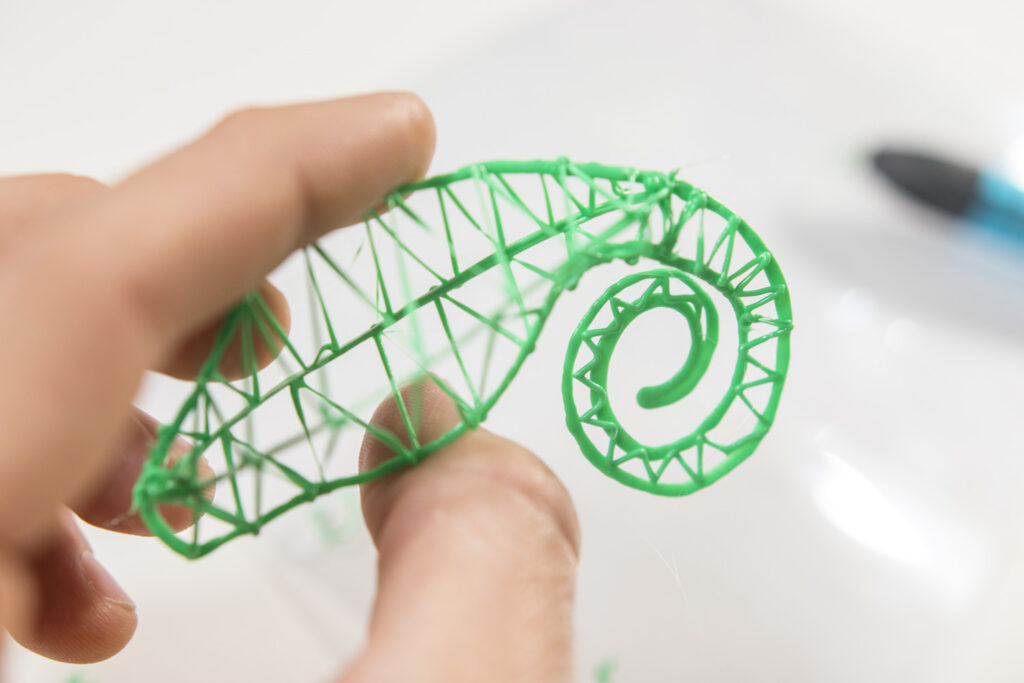 Lix 3D-printing pen allows users to create solid drawings in mid air